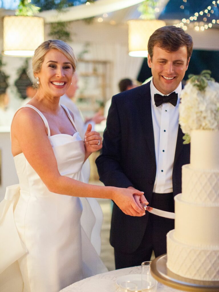 Bride and groom cutting cake at Musgrove plantation